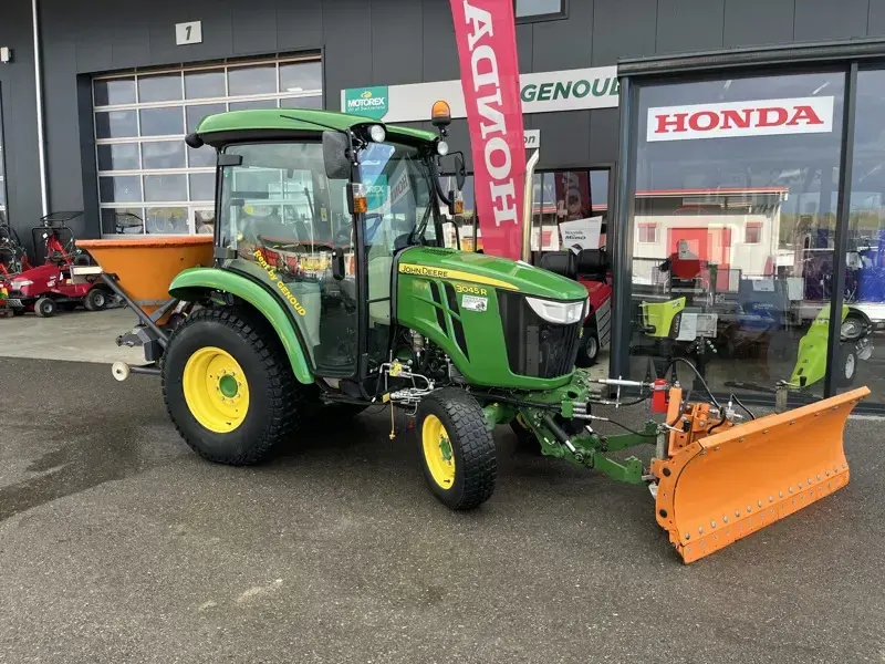 Tracteur John Deere 3045R avec équipement hiver