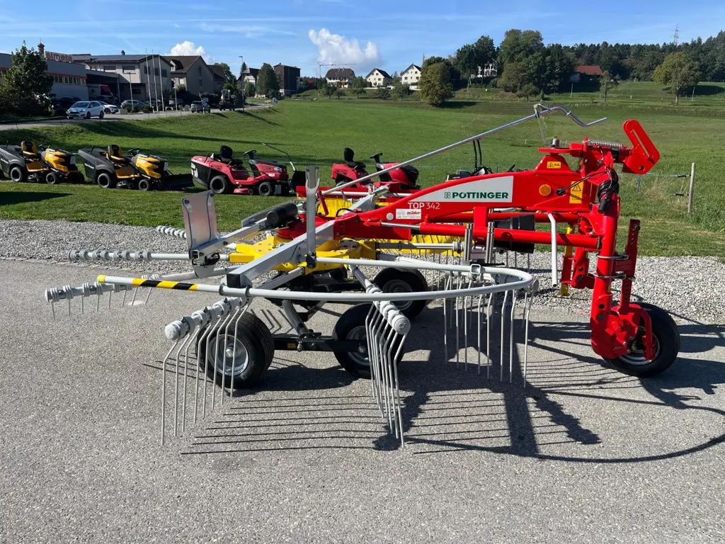 aeff1cc6-4c9b-40c4-921b-fcab97e83619-36806 Pöttinger kreiselschwader Top 342 (1).jpg
