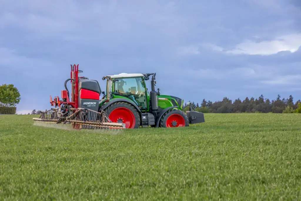 0ef4cf71-638e-49e6-812e-b3eb3f8e0be5-Leeb CS mit Fendt 314 hinten.jpg