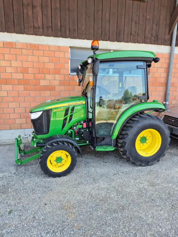 John Deere 3039R