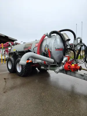 Güllefass Vakutec 10500 mit Schleppschlauch, Saugarm und Turbopumpe