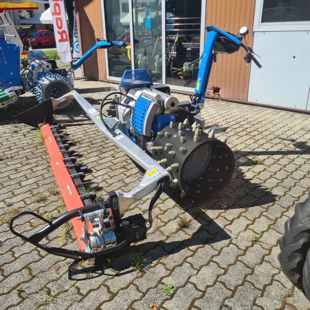 c644477f-ec11-44d3-9a03-e9b5440e7303-Brielmair mit Mähwerk 1.jpg