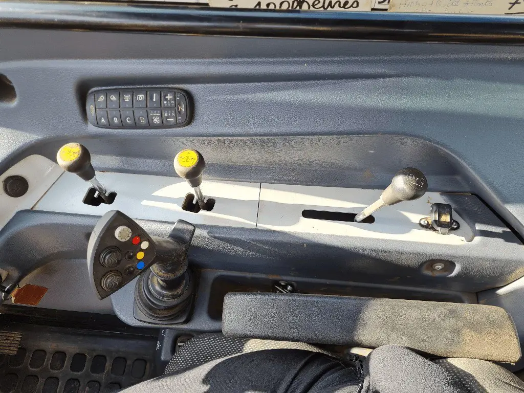 1b8357de-ccc8-422e-9f55-ec0d38126d8b-roof.jpg