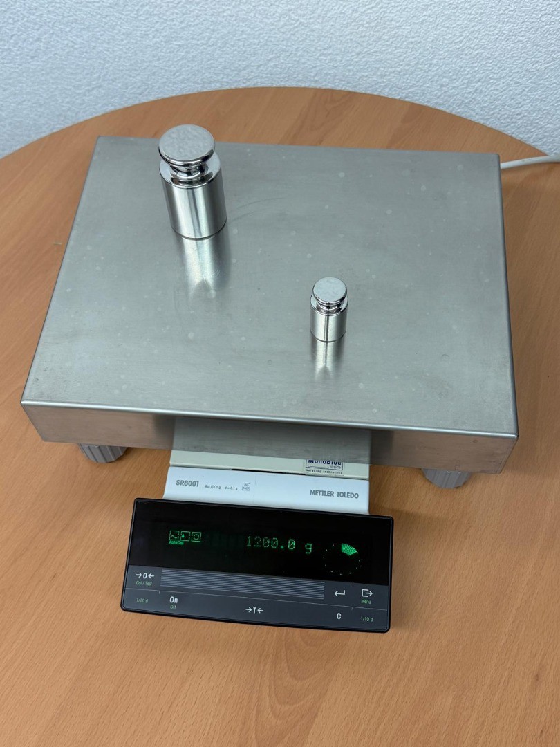 e2086e4d-01a4-435b-96ee-a0019ddd148e-Mettler_Toledo_Präzisionswaage_SR8001_04.jpg
