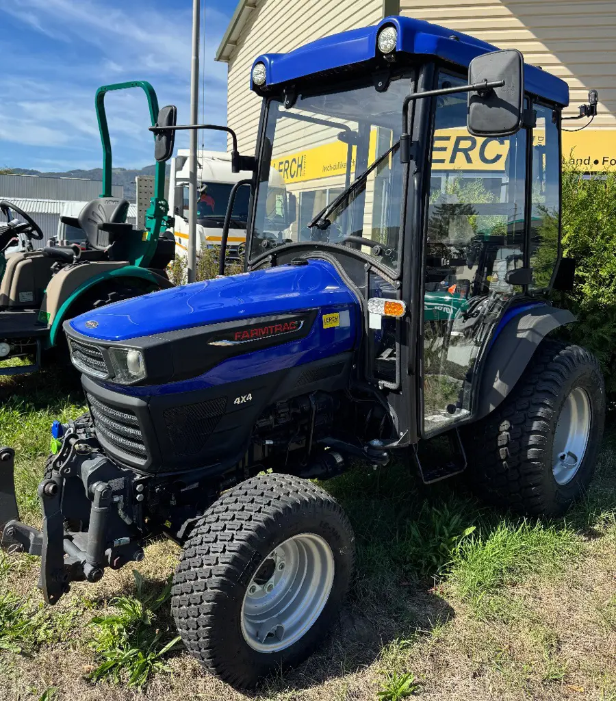Traktor Farmtrac 26PS Kabine, Fronthydraulik usw.