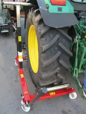 Radwechselwagen - die grosse Hilfe beim Radwechsel/Chariot change roues