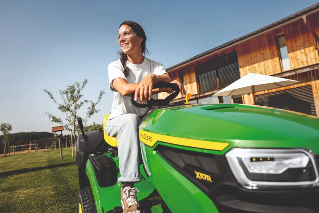 John Deere X117R Rasentraktor mit Grasaufnahme