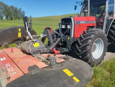 Fronthydraulik Lesnik Frontzapfwelle zu MF 365