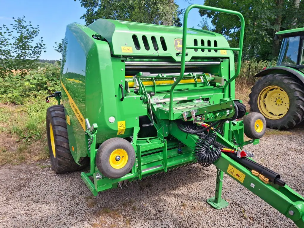 Festkammerpresse John Deere F442R Jg. 2026