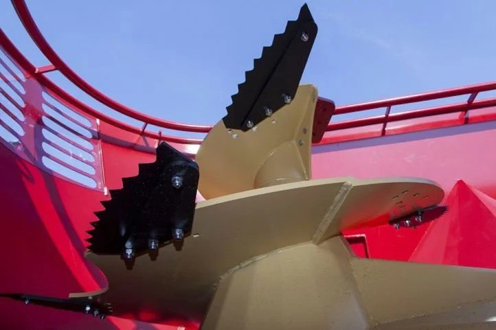 b8e50384-a940-42d8-acc4-04f7b20d7fe0-Mischwagen innen.jpg