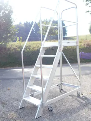 Aluminiumm Treppe mit Podest (fahrbar)