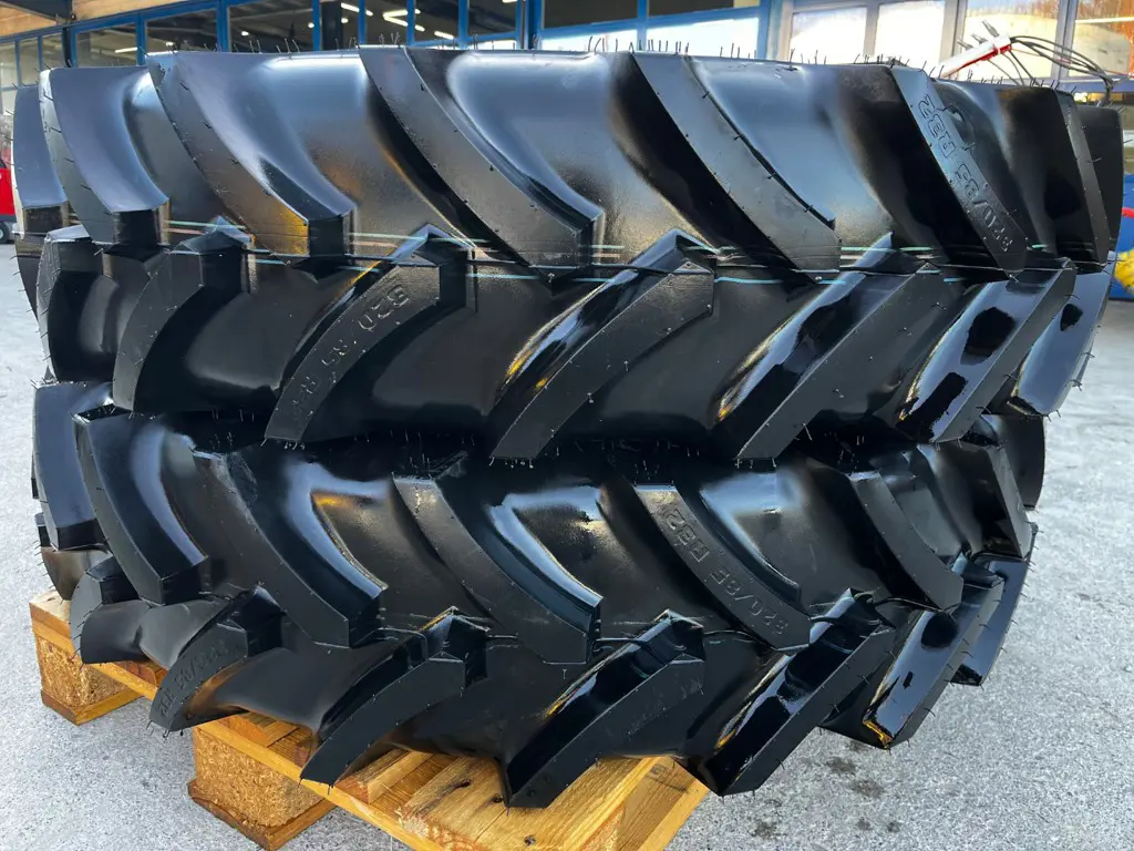 1c89c89e-6dcc-41d3-a879-89a082d435f3-36454 Case-IH Pneu ohne Felge 32085 R32 Cultor (2).jpg