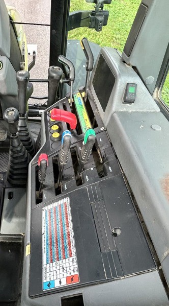 04aa2a5d-29d1-4369-85bd-a4936a880097-Armaturen seitlich 2.jpg