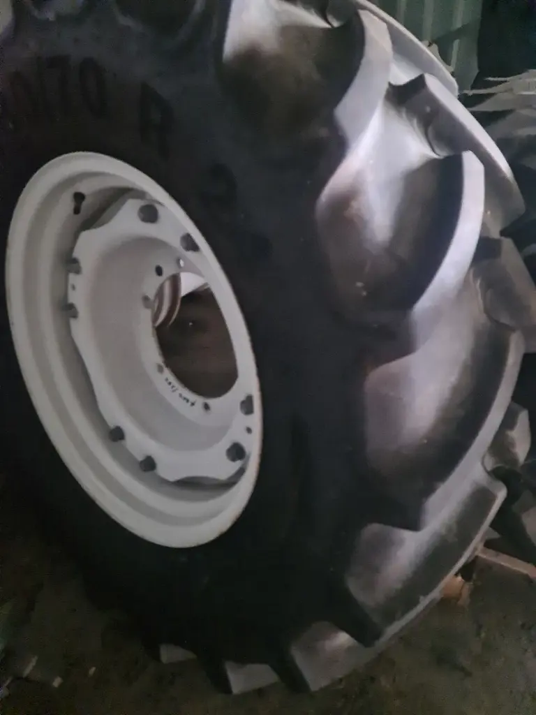 5c99bac5-1aa5-42d1-a83e-ec36ee3865a0-Räder 380 70 x 24 c.jpg