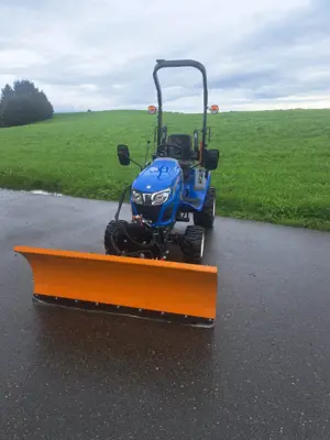 Kleintraktor mit Schneepflug