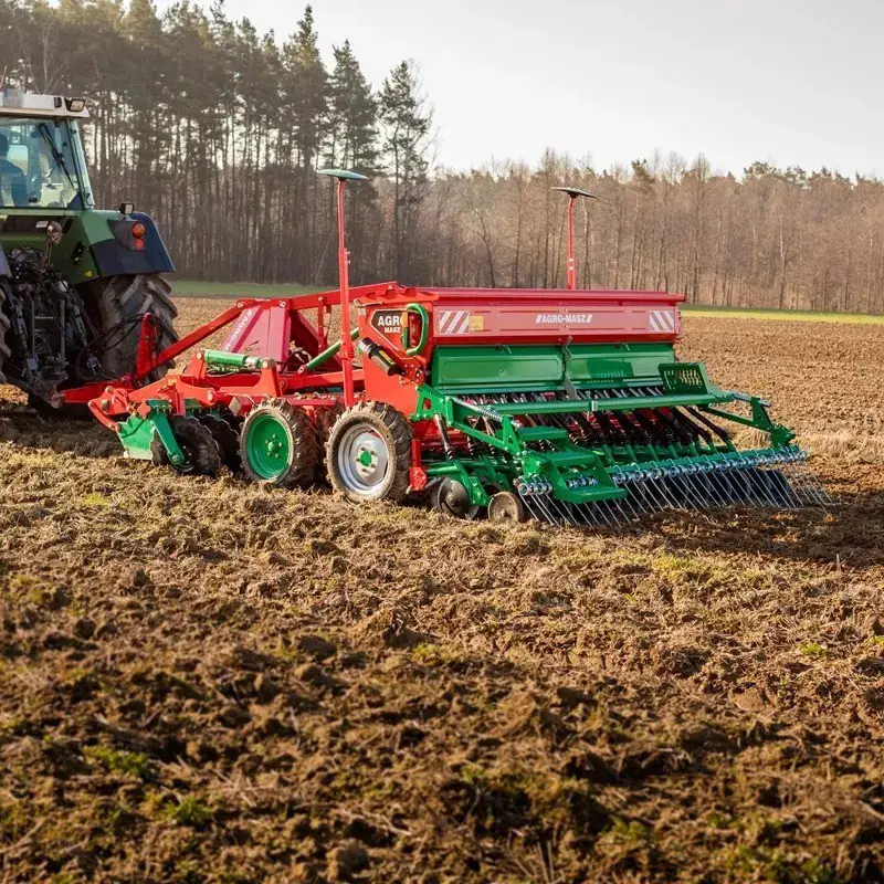 afa550be-9b7c-4d21-a285-a880c60878ad-Sämaschien Agro-Masz SR300 beim säen.jpg