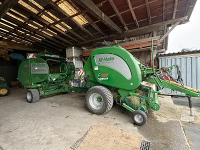 Rundballenpresse McHale F5600 Plus