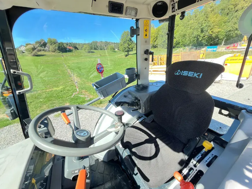 dd1751ff-6479-452e-b44f-d21edc3e0795-36490 Iseki Traktor 5390 FQ mit Schneeplfug (7).jpg