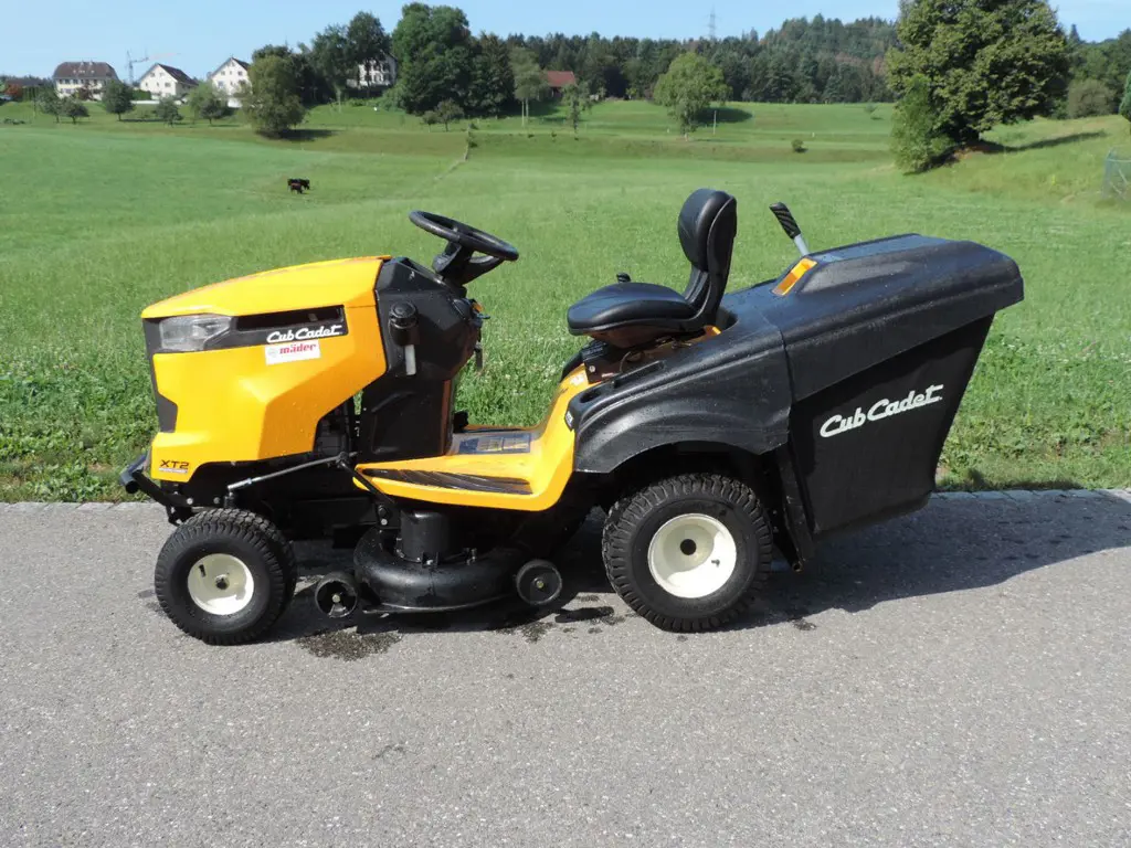 0709428b-6cdf-4a77-88cd-1c08935368b6-23308 Cub Cadet Rasentraktor XT2 PR95 (2).jpg