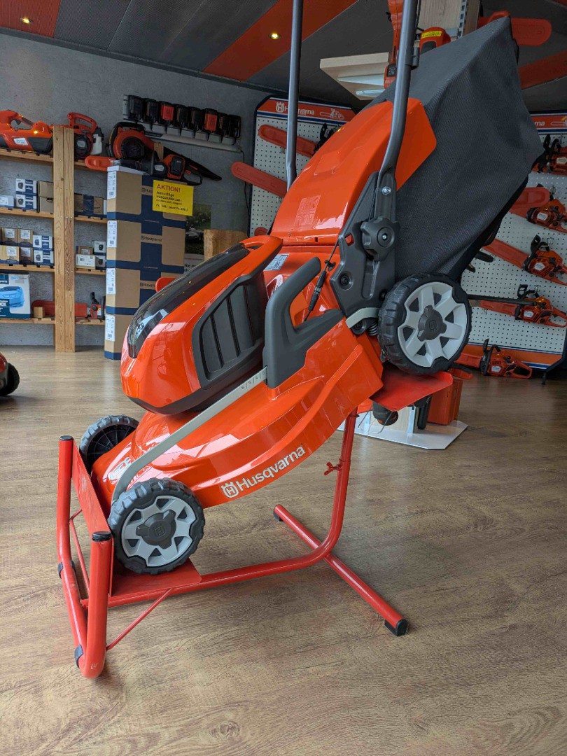 Rasenmäherständer für Ausstellung