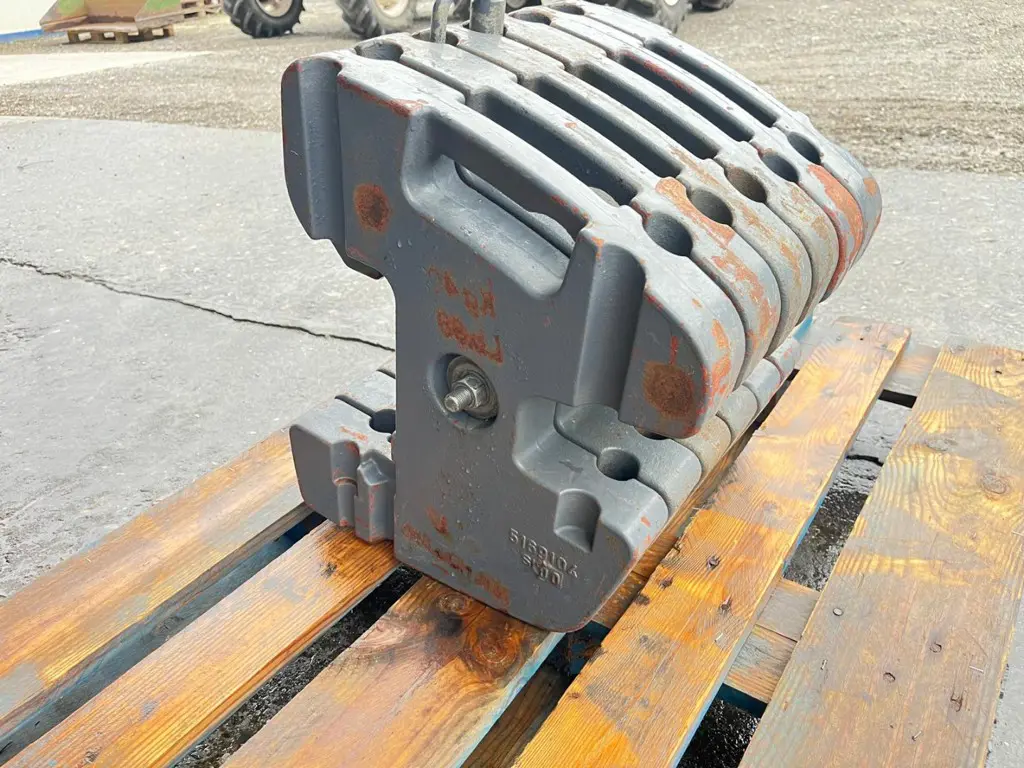 acd35f0a-6b61-43d4-aaa5-19135d38db67-36940 New Holland Gewicht Front 6x40 (2) kg.jpg