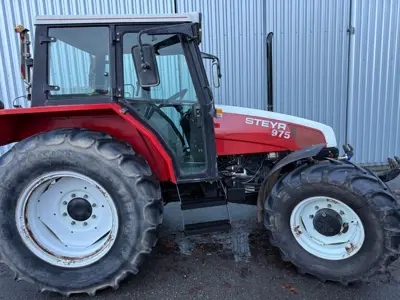 Steyr 975 A mit Fronthydraulik und Frontzapfwelle