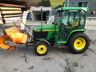 John Deere 4410 mit Zaugg Schneefräse