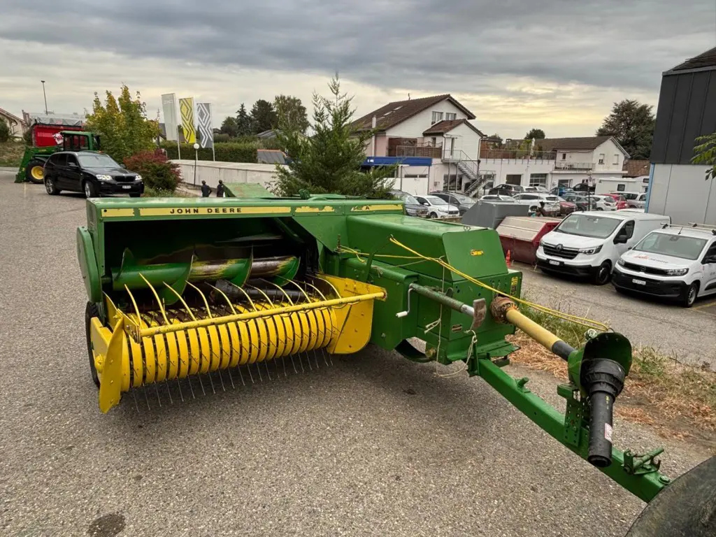 Presse à petites balles John Deere 342A.