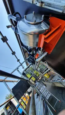 Mobiler Melkstand mit integrierter Rohrmelkanalge