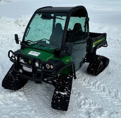 John Deere Gator 825i