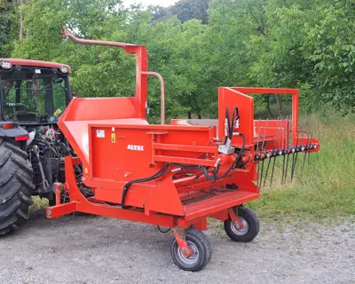 Einstreugerät Altec DR 200 PA, schwenkbarer Rundballenauflöser mit Ladearm