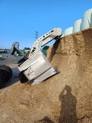 Futtermischer mit Fräss für Fahrsilo/ Silageballen