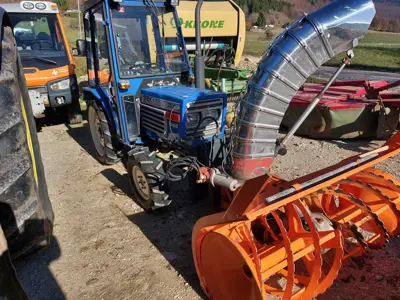 Tracteur Iseki avec équipement hivernal