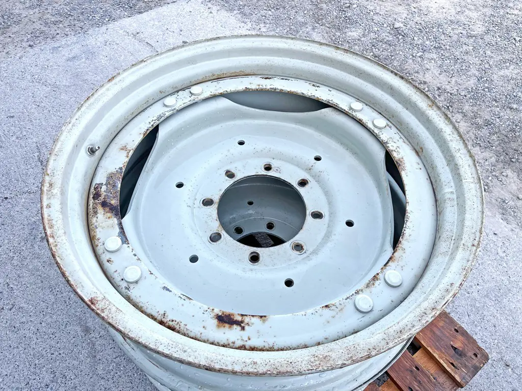 15e173a3-9be0-4d5a-a973-5375c4f28be0-36453-Case-IH-Räder-diverse-Felge-10x32-(2).jpg