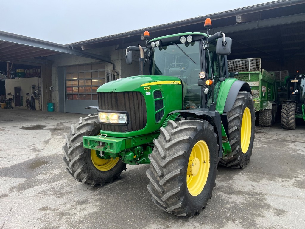 John Deere 7530