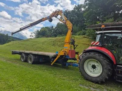 Kranwagen mit ISO-Containeraufnahme