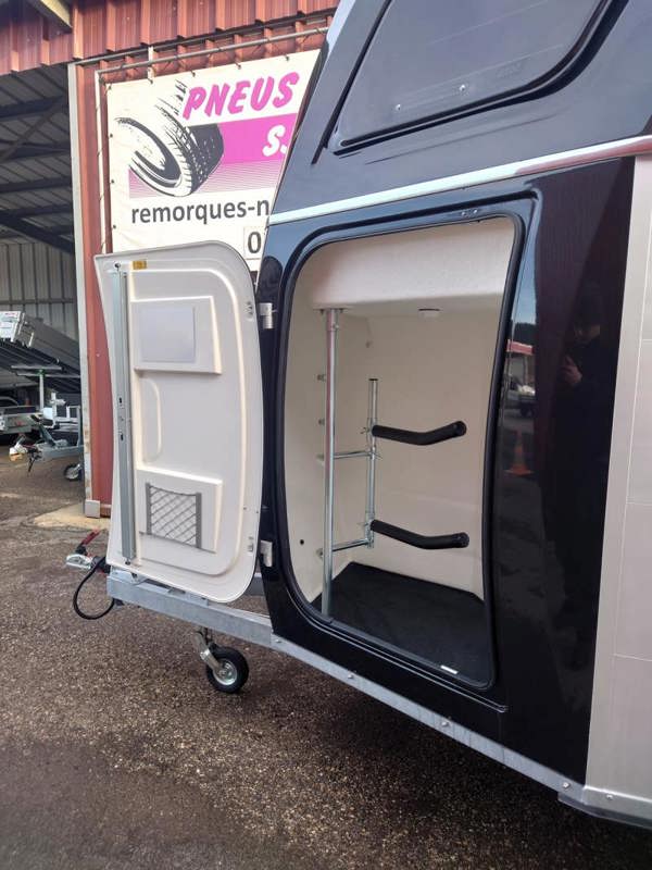 95e7c269-4917-4ea3-9e50-c0bdc03c9c0a-APT 2500 Thensa Noir 3.jpg