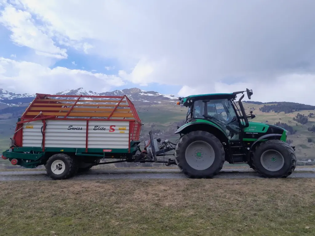 Deutz -Fahr 5110 TTV mit Lenktriebachsanhänger