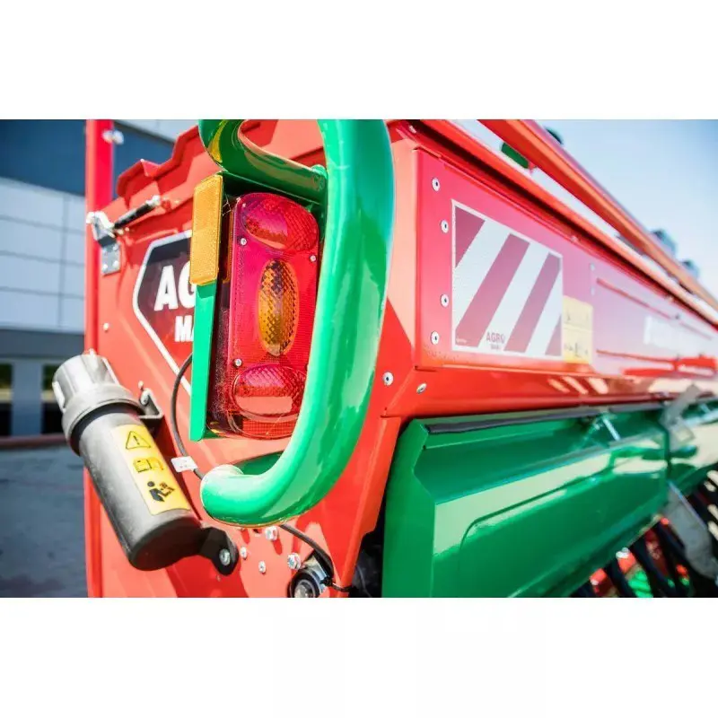 71bd56ab-a5cf-4e09-bd4d-608614e8422f-Sämaschine Agro-Masz SR300 Lichtanlage.jpg