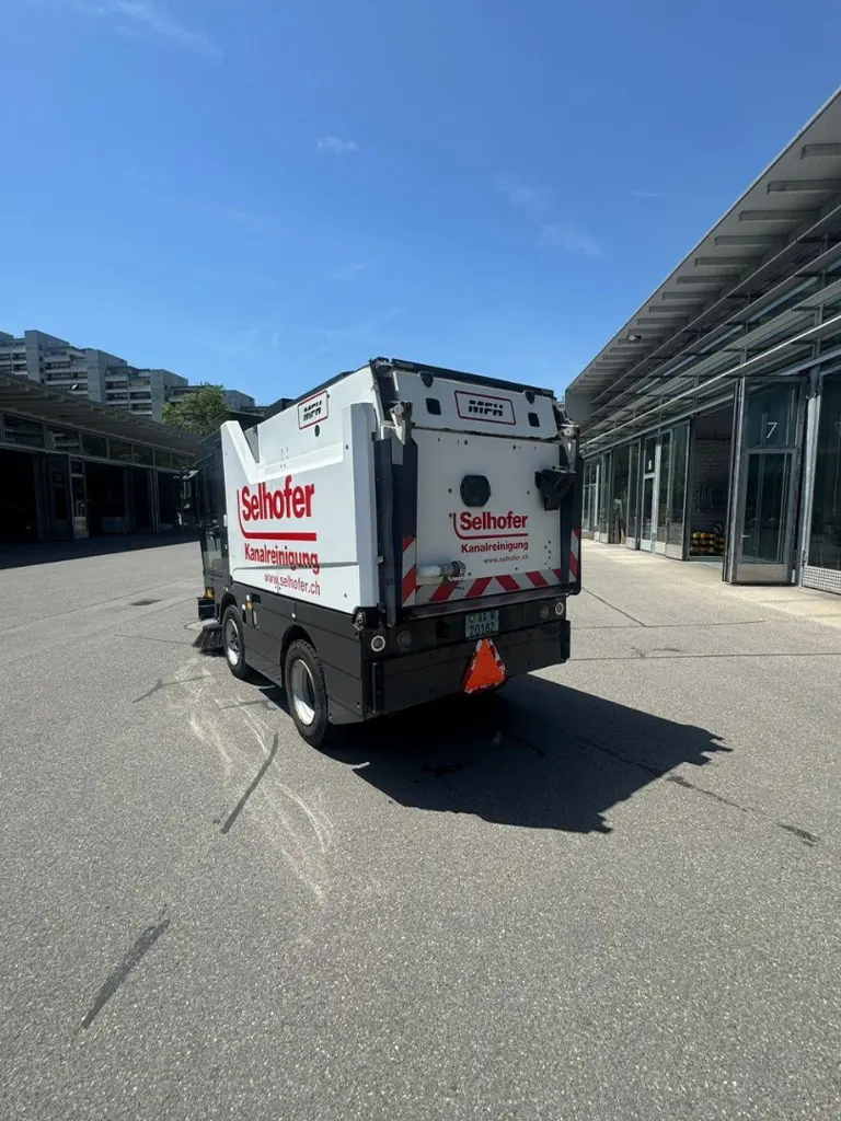 fd6d0210-8530-4ff7-a9e4-4ae85133d7fe-Kehrsaugmaschine Bucher 3.jpg