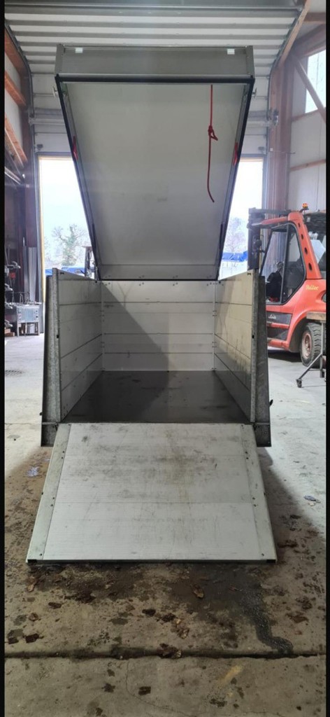 ae4fe265-48f3-4789-91b9-dadfff491bcf-Alukoffer Anhänger mit Klappdeckel (8).jpg