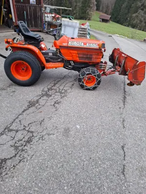 Traktor Kubota mit Schneepflug B1550 HST