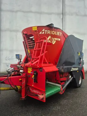 Revidierter Futtermischer mit Hydraulischer Ladehilfe für Siloballen.