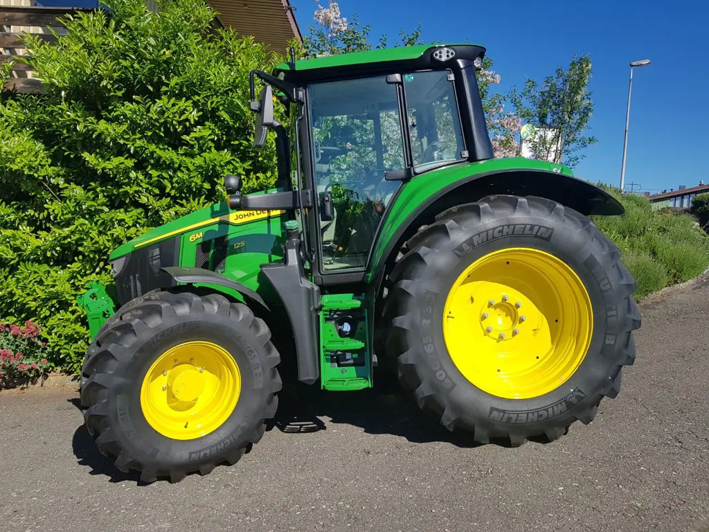 John Deere 6M125