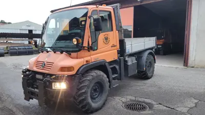 Mercedes Unimog U300 45km/h avec lame à neige