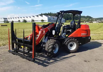 Hoflader Hoftrac  Manitou Knicklader Kompaktlader Hofschlepper Pneulader