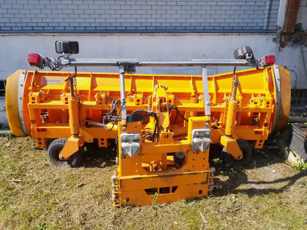 879e95b1-5ad5-4b57-8828-7571ef80e96e-Eco_Unimog_Schneepflug (16).jpg