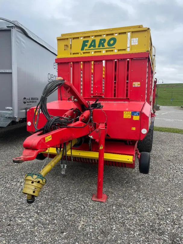 Rotorladewagen mit Dosierwalzen und Querförderband