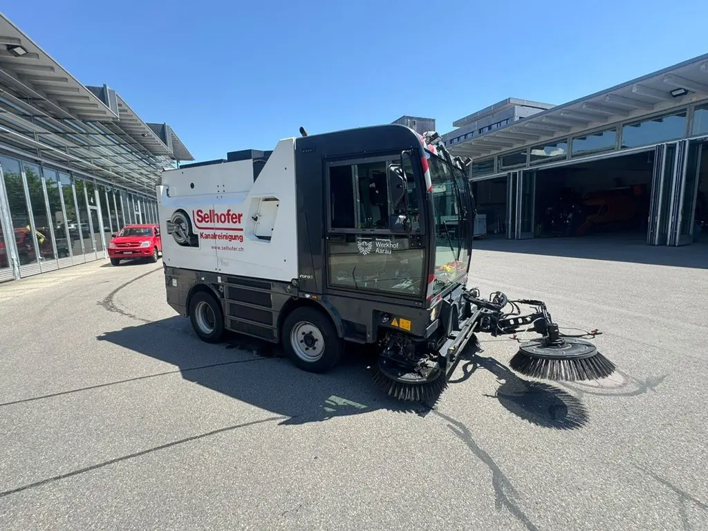 b34f460d-0656-40f0-993e-53b7825cd178-Kehrsaugmaschine Bucher 6.jpg