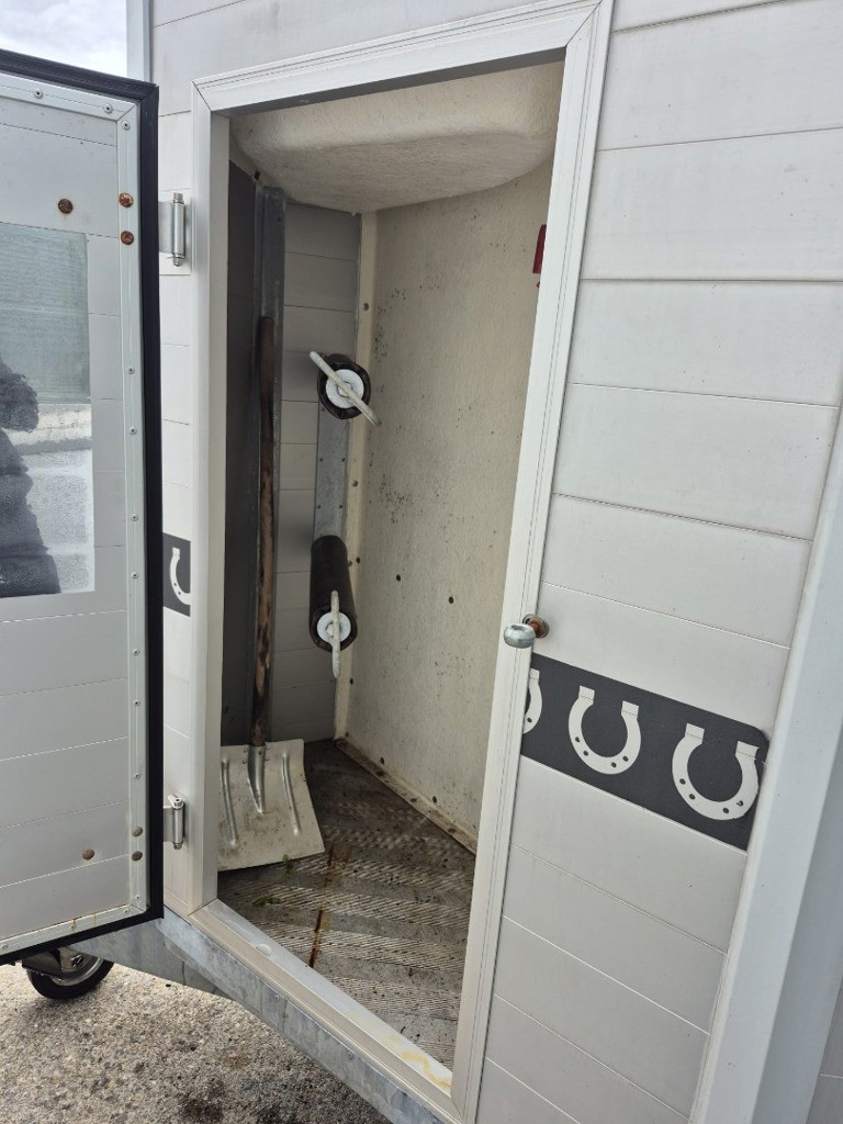 bde65663-5a7d-476a-aa8f-de16e795481f-Pferdeanhänger Pferdetransporter Daltec Carco 2 LMB Maschinen GmbH 7.jpg